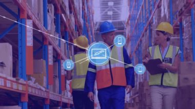 Beyaz erkek ve kadın işçilere karşı dijital ikonlar ağı depoda tartışıyor. lojistik ve ulaşım sektörü kavramı