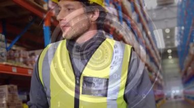 Depoda çalışan kadın ve erkeğin tarama ve veri işleme animasyonları. küresel sevkiyat, dağıtım ve bağlantılar konsepti dijital olarak oluşturulmuş video.