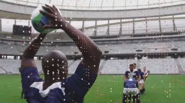 Stadyumdaki erkek rugby oyuncularının üzerindeki beneklerin canlandırması. global spor, fitness ve veri işleme konsepti dijital olarak oluşturulmuş video.