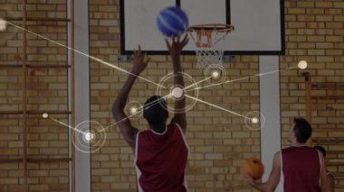 Spor salonundaki basketbol maçında bağlantı ağının animasyonu. global spor, fitness ve veri işleme konsepti dijital olarak oluşturulmuş video.