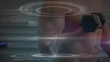 Spor salonunda egzersiz yapan kaslı adamın üzerinde DNA ipliği. global spor, fitness ve veri işleme konsepti dijital olarak oluşturulmuş video.