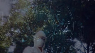 Dezenfektan püskürten erkek sağlık çalışanlarıyla kan damarlarını tarıyorum. Coronavirus covid-19 salgın konsepti