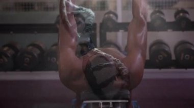 Güçlü bir adamın egzersiz yapması üzerine DNA iplikçiklerinin dönüşünün ve veri işlemesinin animasyonu. global spor, fitness, sağlıklı yaşam tarzı ve dijital olarak üretilen veri işleme konsepti.