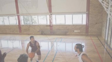 Spor salonundaki basketbol oyuncuları üzerinden bağlantı ağının animasyonu. global spor, fitness ve veri işleme konsepti dijital olarak oluşturulmuş video.