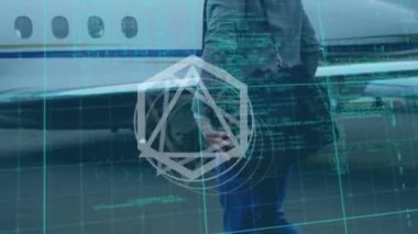 Havaalanı pistinde yürüyen beyaz iş adamına karşı soyut şekil ve veri işleme. iş seyahati ve teknoloji kavramı