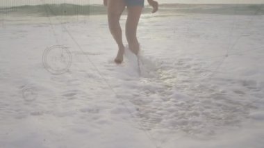 Plajda koşan bir kadının alt kesimine karşı bağlantı ağı. seyahat, tatil ve teknoloji kavramı