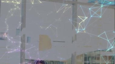 Ofiste kulaklığı olan bir iş kadını üzerinden bağlantı ağının animasyonu. küresel iş, bağlantılar, veri işleme ve teknoloji konsepti dijital olarak oluşturulmuş video.