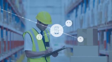 Depo panolarını kontrol eden beyaz erkek yöneticiler üzerinde dijital ikonlar ağı. lojistik ve ulaşım sektörü kavramı