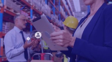 Depolarda dijital tablet kullanan beyaz kadın yöneticilere karşı profil simgeleri ağı. lojistik ve ulaşım sektörü kavramı
