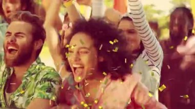 Dışarıda dans eden mutlu insanların üzerine düşen altın konfetilerinin animasyonu. parti ve eğlence konsepti dijital olarak oluşturulmuş video.