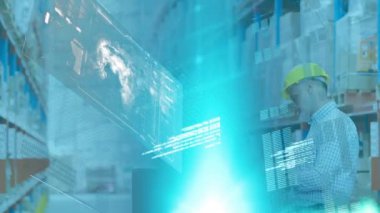 Depoda dijital tablet kullanan üst düzey erkek yöneticiye karşı veri işleme. lojistik ve ulaşım sektörü kavramı