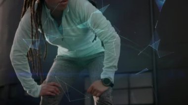 Plexus Network 'ün küresi, koşmaya ara veren Afro-Amerikan formda bir kadına karşı dönüyor. Spor, spor ve teknoloji konsepti