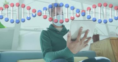 Ofiste dijital tablet kullanarak yüz maskesi takan adama karşı dönen bir örtü. tıbbi araştırma ve teknoloji konsepti