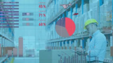 Depoda dijital tablet kullanan üst düzey erkek yöneticiye karşı istatistiksel veri işleme. lojistik ve ulaşım sektörü kavramı