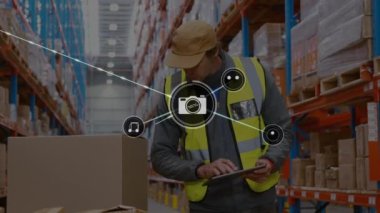 Dijital tablet kullanan ve depodaki stokları kontrol eden erkek işçilere karşı dijital simgeler ağı. lojistik ve ulaşım sektörü kavramı