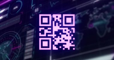 Arayüzdeki qr kodunun ve veri işlemesinin animasyonu. dijital arayüz, iletişim ve teknoloji konsepti dijital olarak oluşturulmuş video.