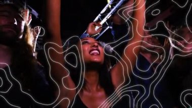 Müzik festivalinde dans eden kalabalığın üzerinde hareket eden beyaz hatların animasyonu. küresel iletişim ağı teknolojisi, eğlence ve eğlence konsepti dijital olarak oluşturulmuş video.