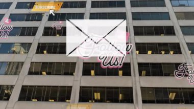 Yüksek binaya karşı mesaj simgesi ve çoklu sosyal medya simgeleri. Sosyal medya ağı ve teknoloji kavramı