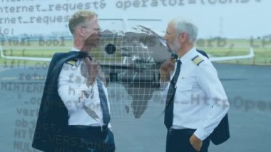 Havalimanı pistinde yürürken konuşan iki beyaz pilot üzerinde dönen küre ve veri işleme. Havacılık ve hava yolculuğu kavramı