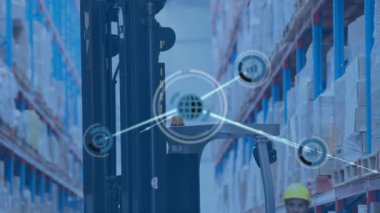 Depoda çalışan adamın üzerindeki simgelerle bağlantı ağının animasyonu. küresel sevkiyat, dağıtım ve bağlantılar konsepti dijital olarak oluşturulmuş video.