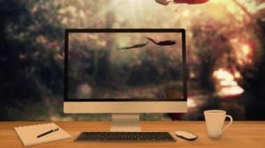 Masaüstü bilgisayar ve ofis ekipmanları sonbahar akçaağaç yaprakları karşısında arka planda kalıyor. Sonbahar sezonu ve teknoloji konsepti