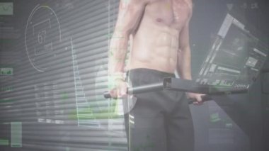 Güçlü bir adamın spor aletleriyle egzersiz yapması üzerine veri işleme animasyonu. spor, fitness ve veri işleme kavramı dijital olarak oluşturulmuş video.