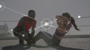 Karma ırk çiftlerine karşı bağlantı ağı gezinti güvertesinde karın kası egzersizi yapıyor. Spor, spor ve teknoloji konsepti