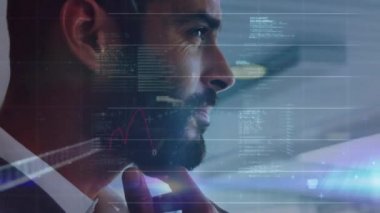 Havaalanında duran düşünceli iş adamına karşı istatistiksel veri işleme. küresel ekonomi ve iş kavramı