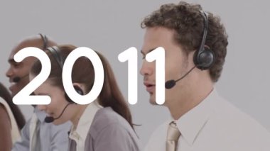 Telefon kulaklığı takan insanların değişiminin animasyonu. küresel iş, dijital arayüz ve teknoloji konsepti dijital olarak oluşturulmuş video.