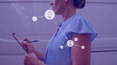 Beyaz erkek ve kadınların depodaki kutuları taramasına karşı dijital ikonlar ağı. lojistik ve ulaşım sektörü kavramı