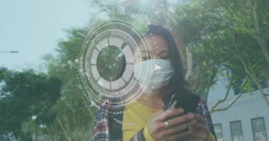 Sokakta akıllı telefon kullanan yüz maskesi takan bir kadına karşı veri işleme ve yuvarlak tarayıcı. Coronavirus covid-19 salgın konsepti