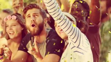 Dışarıda dans eden mutlu insanların üzerine düşen altın konfetilerinin animasyonu. parti ve eğlence konsepti dijital olarak oluşturulmuş video.