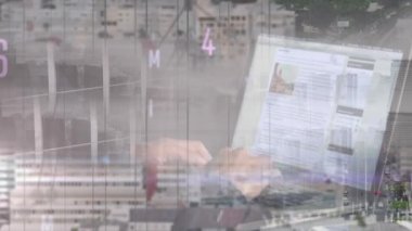 Şehir trafiğine karşı dizüstü bilgisayar kullanarak orta kısımda birden fazla numara ve alfabe değişiyor. küresel ağ ve iş teknolojisi kavramı