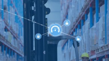 Depoda çalışan adamın üzerindeki simgelerle bağlantı ağının animasyonu. küresel sevkiyat, dağıtım ve bağlantılar konsepti dijital olarak oluşturulmuş video.