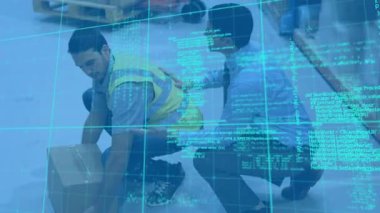 Depoda kutuları tartışan ve taşıyan adamların veri işleme animasyonu. küresel sevkiyat, dağıtım ve bağlantılar konsepti dijital olarak oluşturulmuş video.