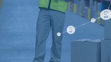 Depoda panoya yazı yazan adamın üzerindeki simgelerle bağlantı ağının animasyonu. küresel sevkiyat, dağıtım ve bağlantılar konsepti dijital olarak oluşturulmuş video.