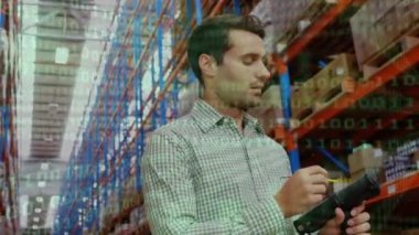 Depoda panoya yazı yazan adamın veri işleme animasyonu. küresel sevkiyat, dağıtım ve bağlantılar konsepti dijital olarak oluşturulmuş video.