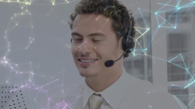 Ofiste kulaklığı olan bir iş adamı üzerindeki bağlantı ağının animasyonu. küresel iş, bağlantılar, veri işleme ve teknoloji konsepti dijital olarak oluşturulmuş video.