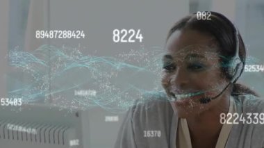 Ofiste kulaklığı olan bir iş kadını üzerinden bağlantı ağının animasyonu. küresel iş, bağlantılar, veri işleme ve teknoloji konsepti dijital olarak oluşturulmuş video.