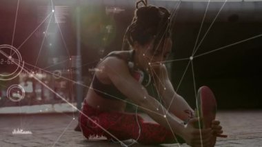 Parkta esneme egzersizi yapan Afrikalı Amerikalı kadınlara karşı bağlantılar. Spor, spor ve teknoloji konsepti