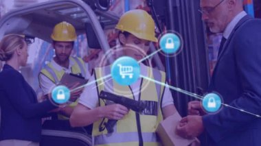 Depoda tarama cihazı kullanan beyaz kadın işçilere karşı dijital ikonlar ağı. lojistik ve ulaşım sektörü kavramı