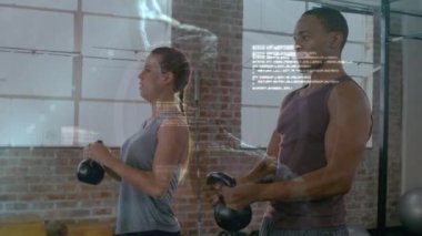 Spor salonunda kettlebell 'le çalışan melez bir çifte karşı tıbbi veri işleme. Spor ve spor teknolojisi kavramı