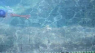 Yüzen kadın yüzücünün üzerindeki bağlantı ağının animasyonu. global spor, fitness ve veri işleme konsepti dijital olarak oluşturulmuş video.