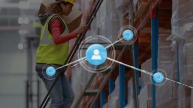 Depoda çalışan Afrikalı Amerikalı kadın işçilere karşı profil ikonları ağı. lojistik ve ulaşım sektörü kavramı