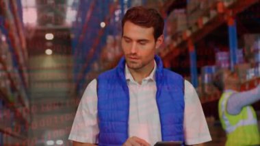 Depoda akıllı telefon kullanan bir adamın veri işleme animasyonu. küresel sevkiyat, dağıtım ve bağlantılar konsepti dijital olarak oluşturulmuş video.