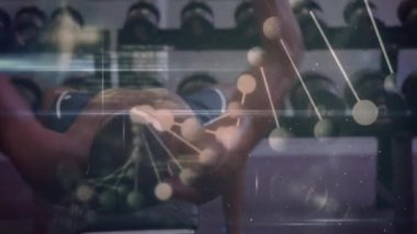 Güçlü bir adamın egzersiz yapması üzerine DNA iplikçiklerinin dönüşünün ve veri işlemesinin animasyonu. global spor, fitness, sağlıklı yaşam tarzı ve dijital olarak üretilen veri işleme konsepti.