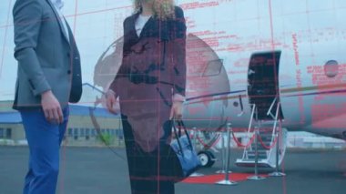 Havalimanı pistinde konuşan iş adamı ve iş kadını üzerinde dönen küre ve veri işleme. iş seyahati ve teknoloji kavramı