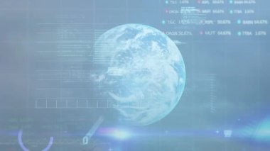 Rüzgar türbini üzerinde finansal veri işleme animasyonu. küresel çevre, yeşil enerji, iş, bağlantılar, dijital arayüz ve teknoloji konsepti dijital olarak oluşturulmuş video.