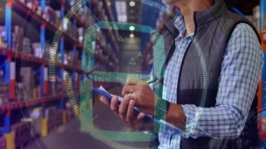 Depoda panoya yazı yazan adamın tarama ve veri işleme animasyonu. küresel sevkiyat, dağıtım ve bağlantılar konsepti dijital olarak oluşturulmuş video.