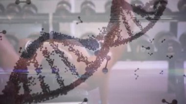 Güçlü bir adamın egzersiz yapması üzerine DNA iplikçiklerinin dönüşünün ve veri işlemesinin animasyonu. global spor, fitness, sağlıklı yaşam tarzı ve dijital olarak üretilen veri işleme konsepti.